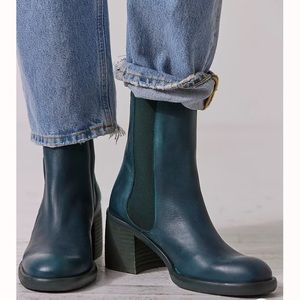 Free People Essential Chelsea Boots in Topiary size 37